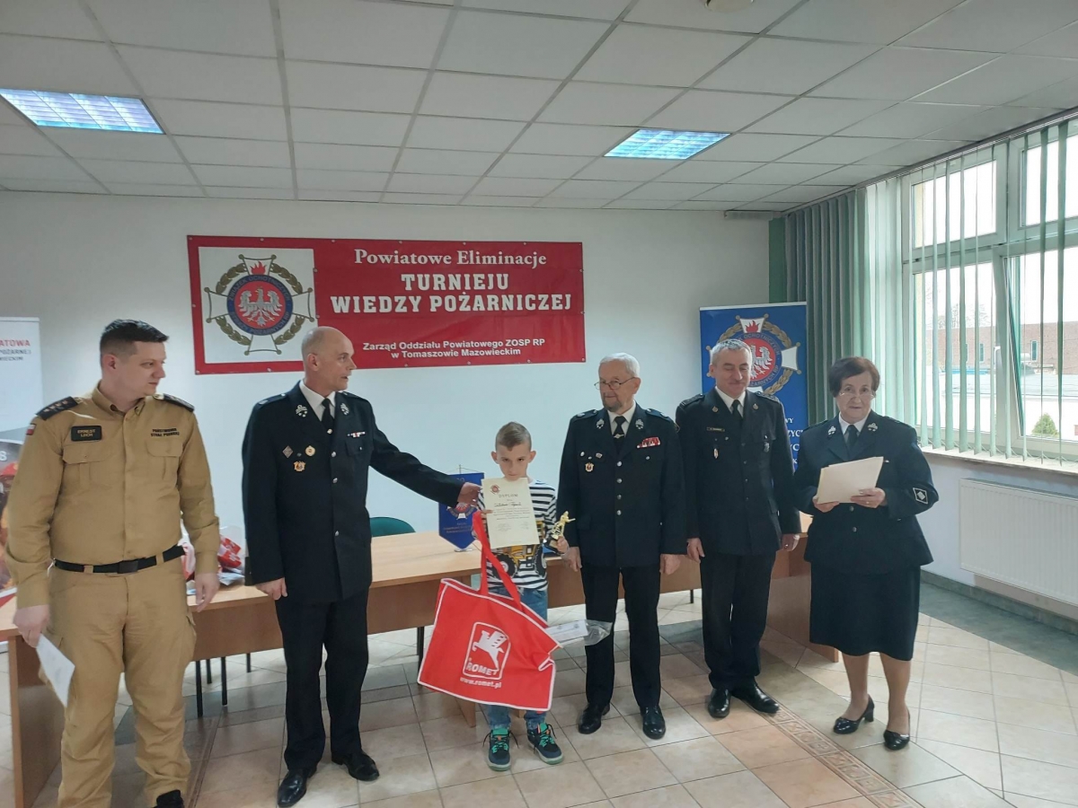 Na zdjęciu zwycięzca Eliminacji Powiatowych Ogólnoplskiego Turnieju Wiedzy Pożarniczej Wiktor Kopeć wraz z jury